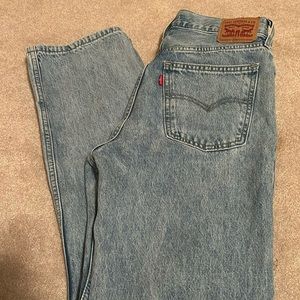 Great condition Levi’s low pro straight jeans